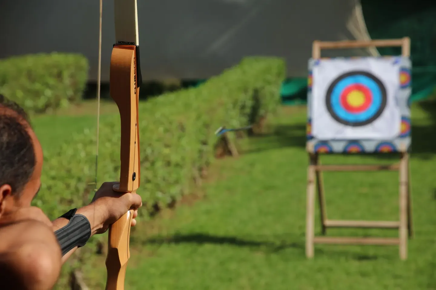 Archery activity with bow aimed at a target at Iberostar Selection Coral Bávaro.