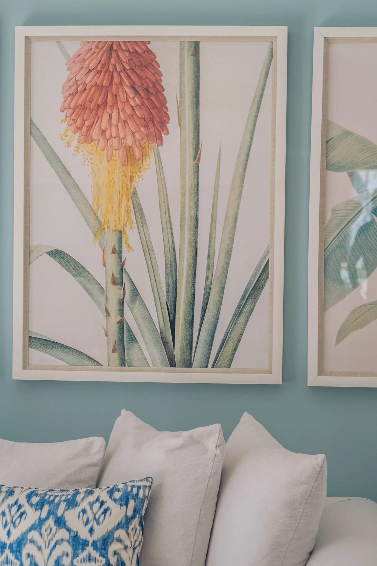 Botanical wall art and pillows in a sitting area at Iberostar Selection Coral Bávaro.