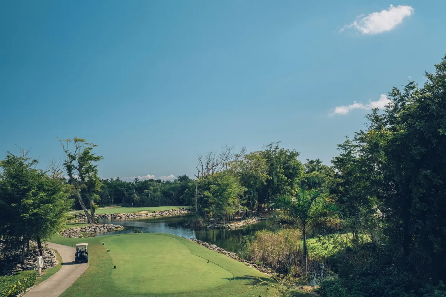 Golf green and water feature at Iberostar Selection Coral Bávaro.