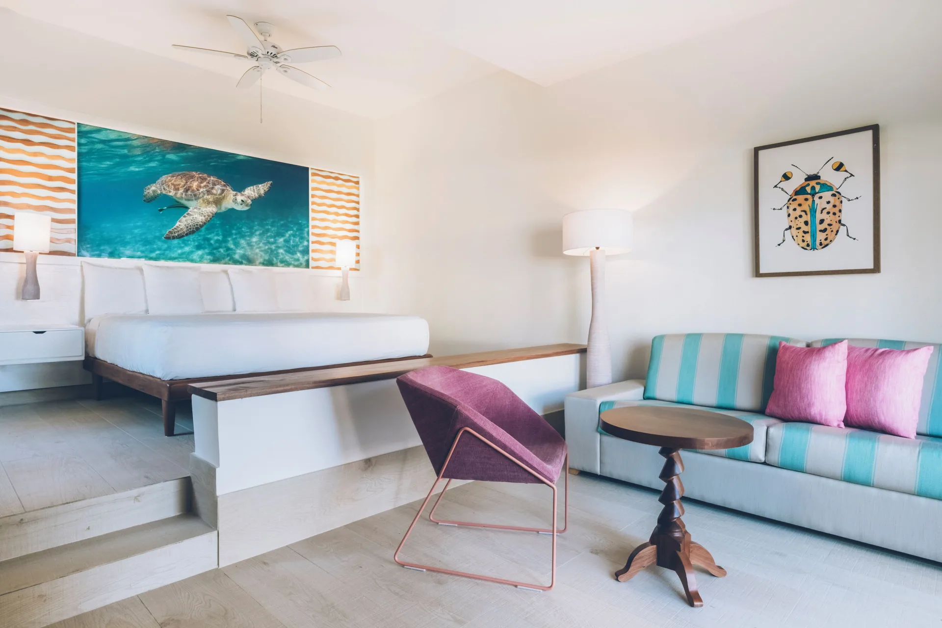 Junior Suite king bed and sitting area at Iberostar Selection Coral Bávaro.