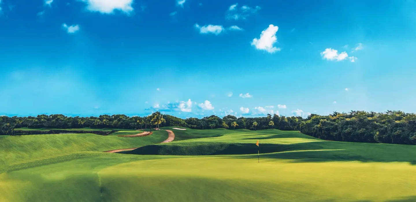 Wide golf course fairway and green at Iberostar Selection Paraíso Lindo.