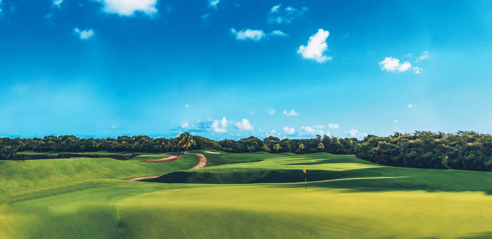 Wide golf course fairway and green at Iberostar Selection Paraíso Lindo.