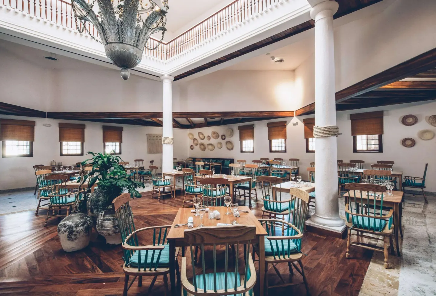 Elegant dining room with columns and a chandelier at Iberostar Selection Paraíso Lindo.