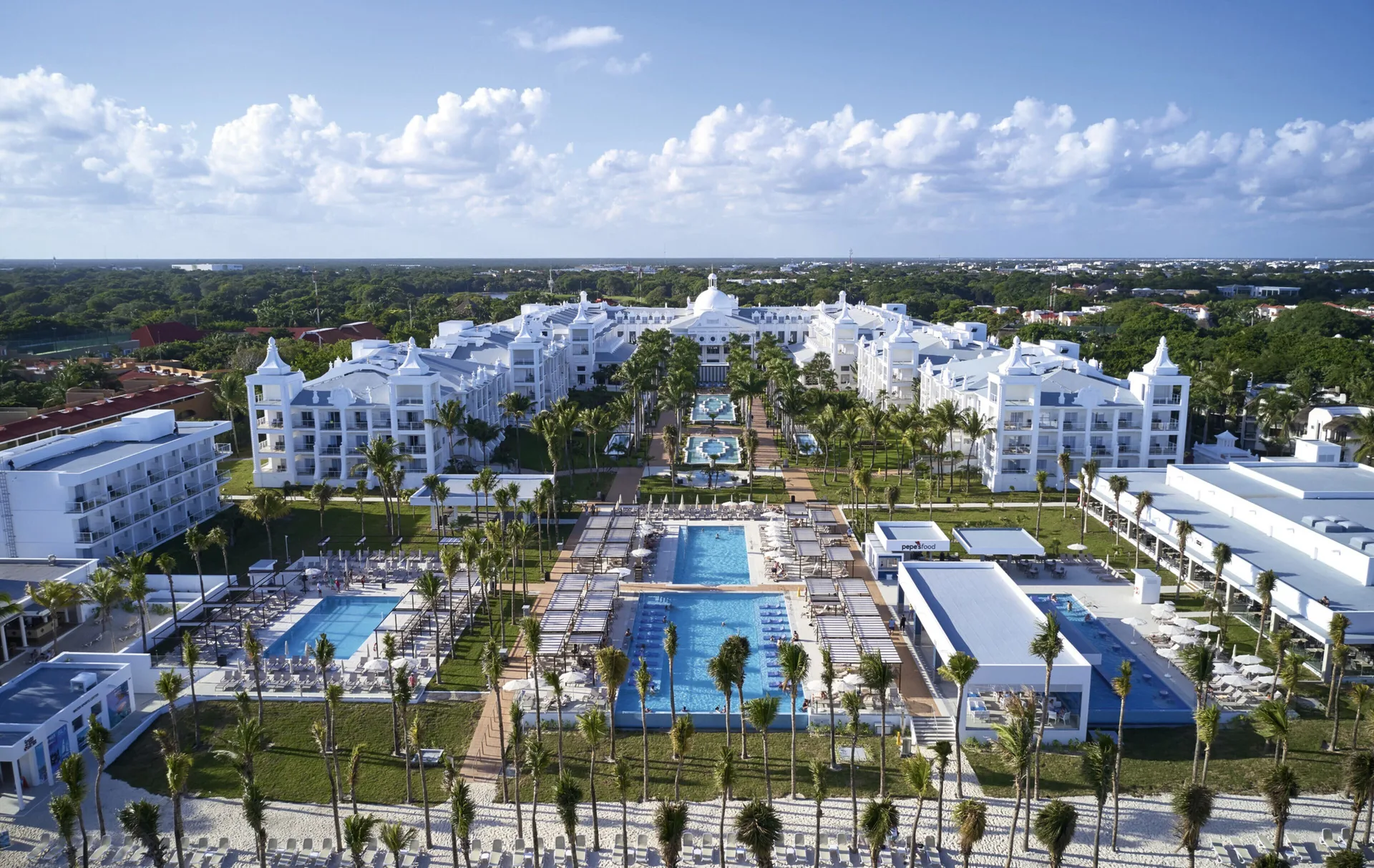 Hotel Riu Palace Riviera Maya all-inclusive beachfront resort with classic style, pools, and dining