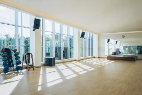 Bright fitness studio with mirrors and exercise equipment at Iberostar Selection Paraíso Maya Suites.