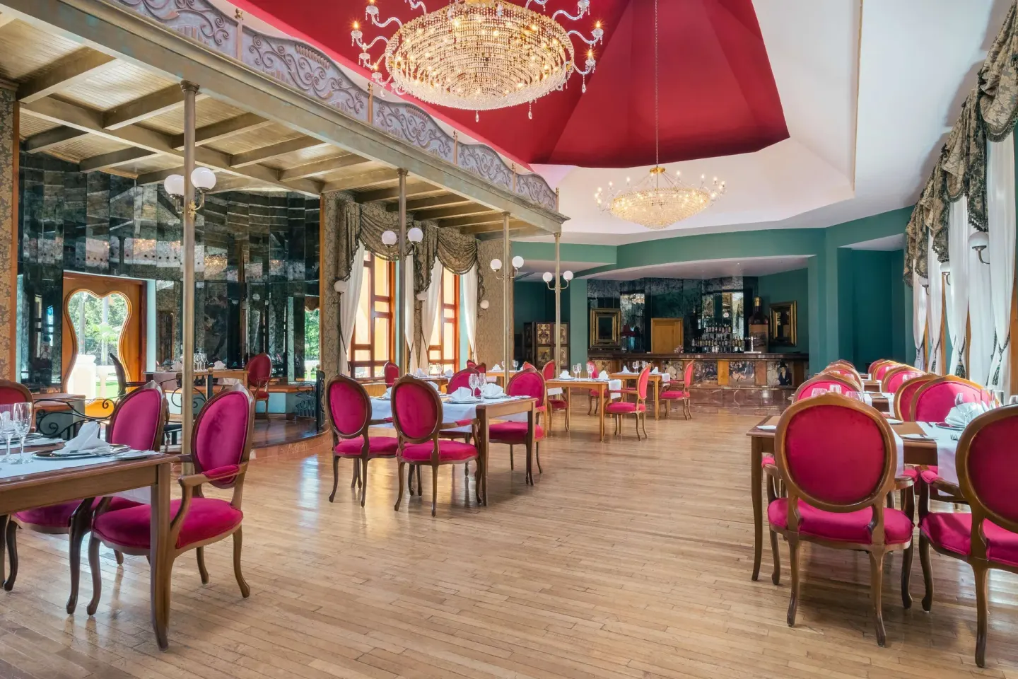 Elegant dining room with red chairs at Iberostar Selection Paraíso Maya Suites.