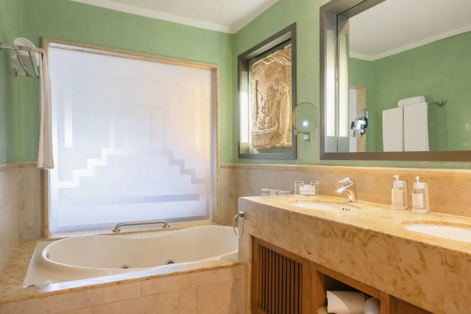 Junior Suite bathroom with jetted tub at Iberostar Selection Paraíso Maya Suites.
