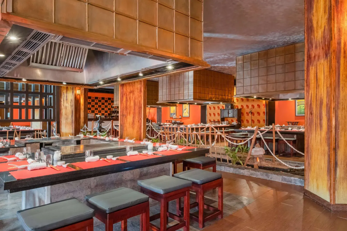 Teppanyaki grill tables and red place settings at Iberostar Waves Paraíso Beach.