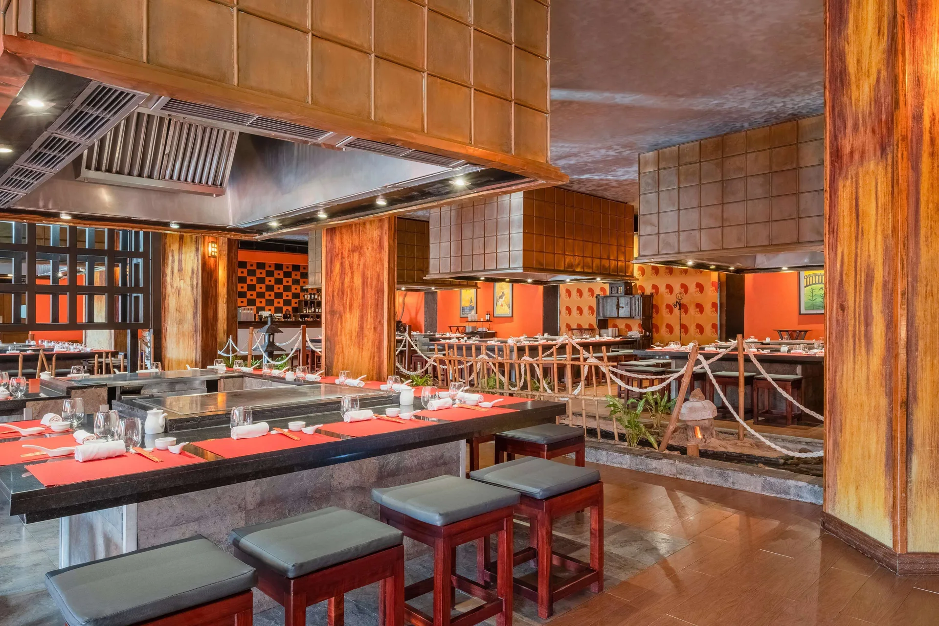 Teppanyaki grill tables and red place settings at Iberostar Waves Paraíso Beach.