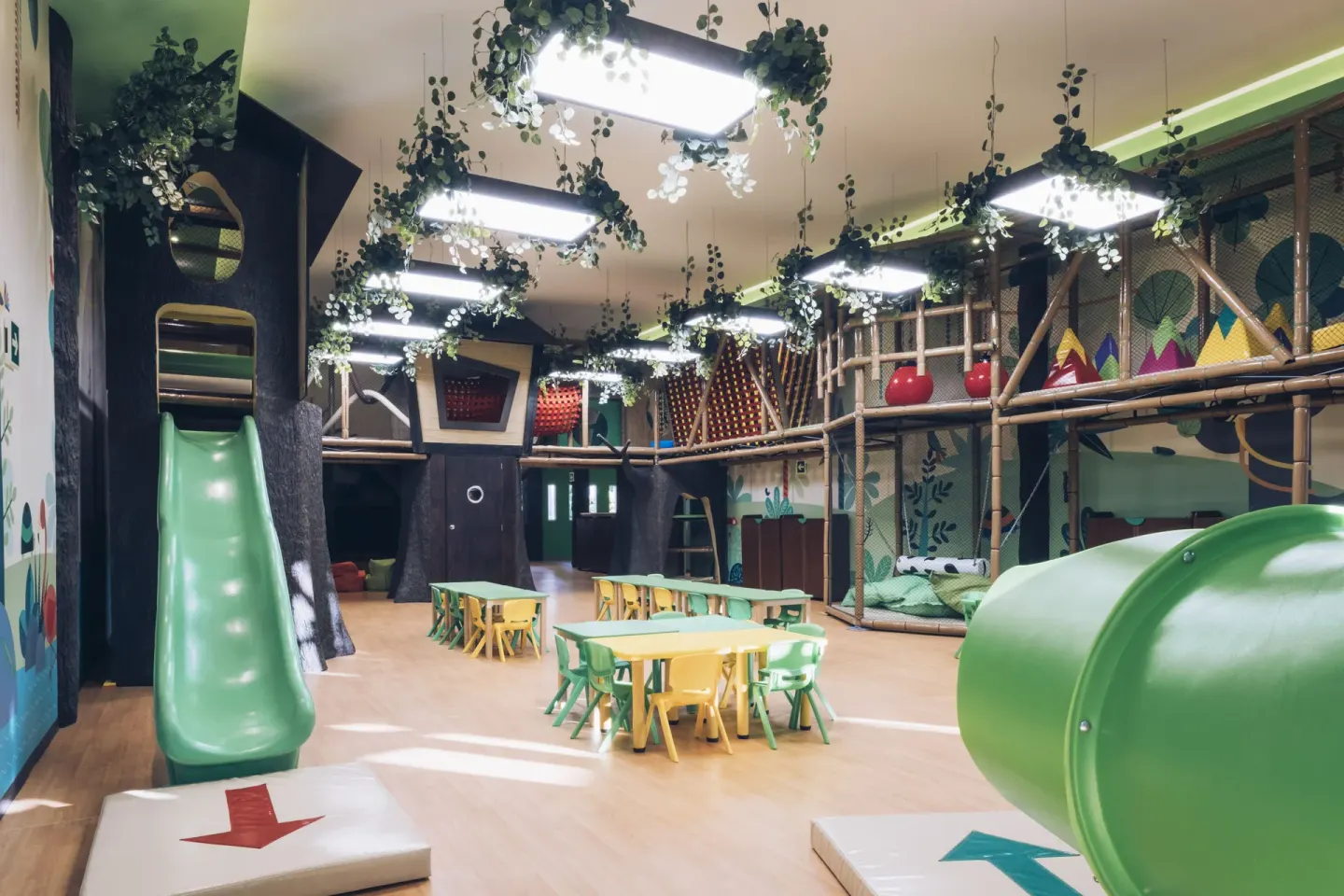 Indoor children’s playroom with slides, tables, and climbing areas at Iberostar Waves Paraíso del Mar.
