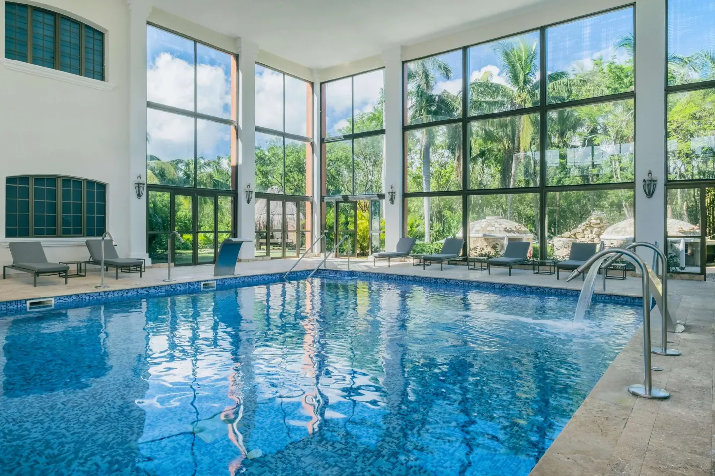 Indoor spa pool with palm views at Iberostar Waves Paraíso del Mar.