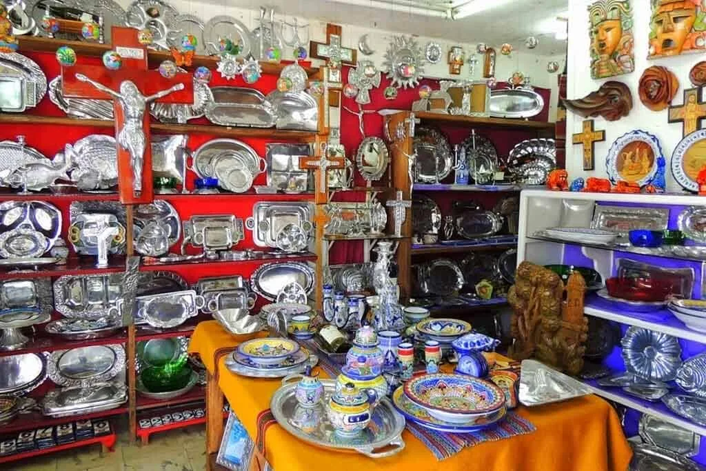 Aztlan Galeria 5 Min Walk