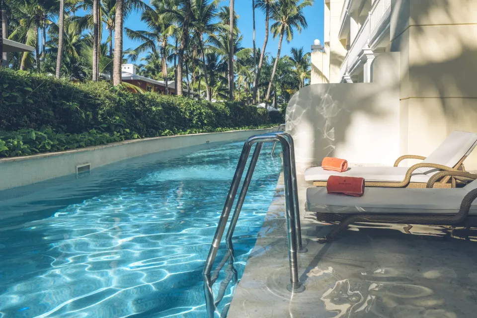 Swim Out suite loungers and pool ladder at JOIA Bávaro by Iberostar.