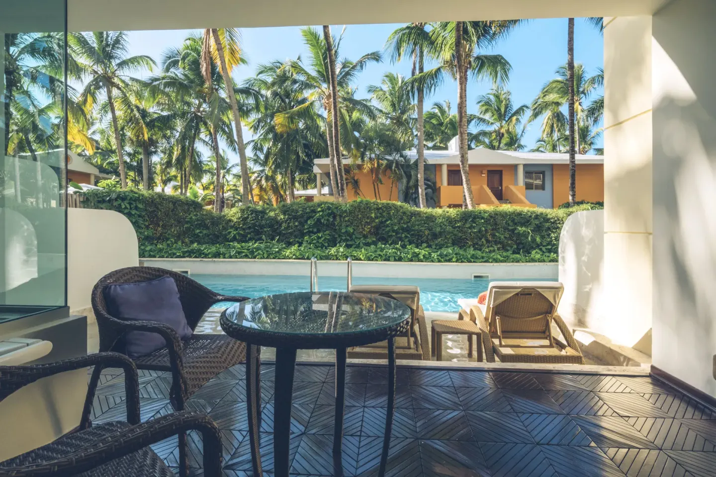 Swim Out suite terrace with pool access and palm views at JOIA Bávaro by Iberostar.