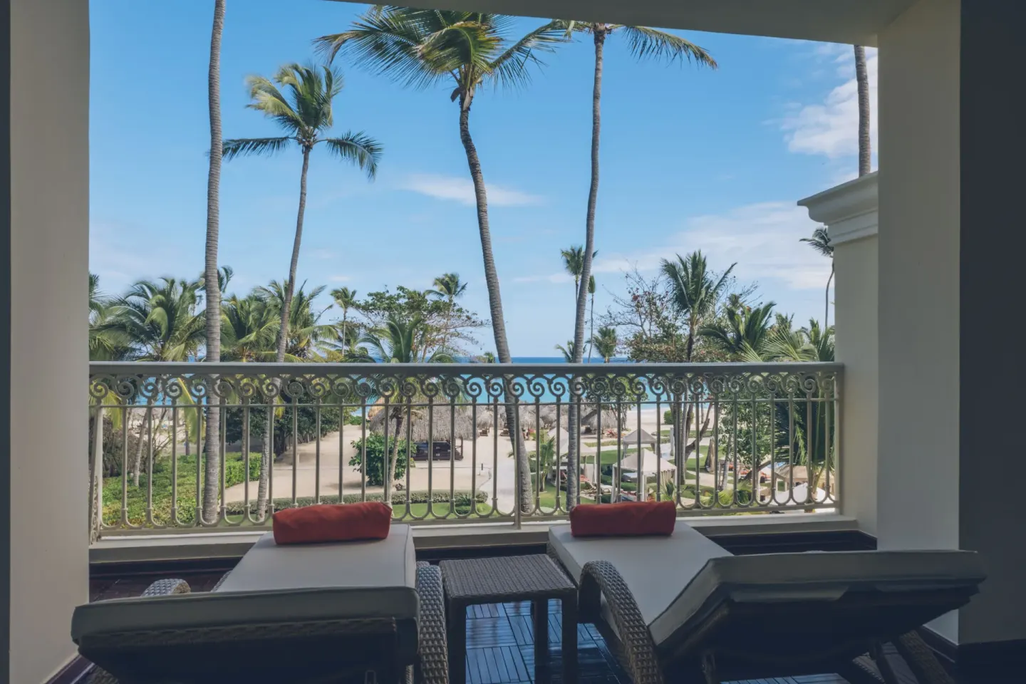Oceanfront suite balcony loungers and palm view at JOIA Bávaro by Iberostar.