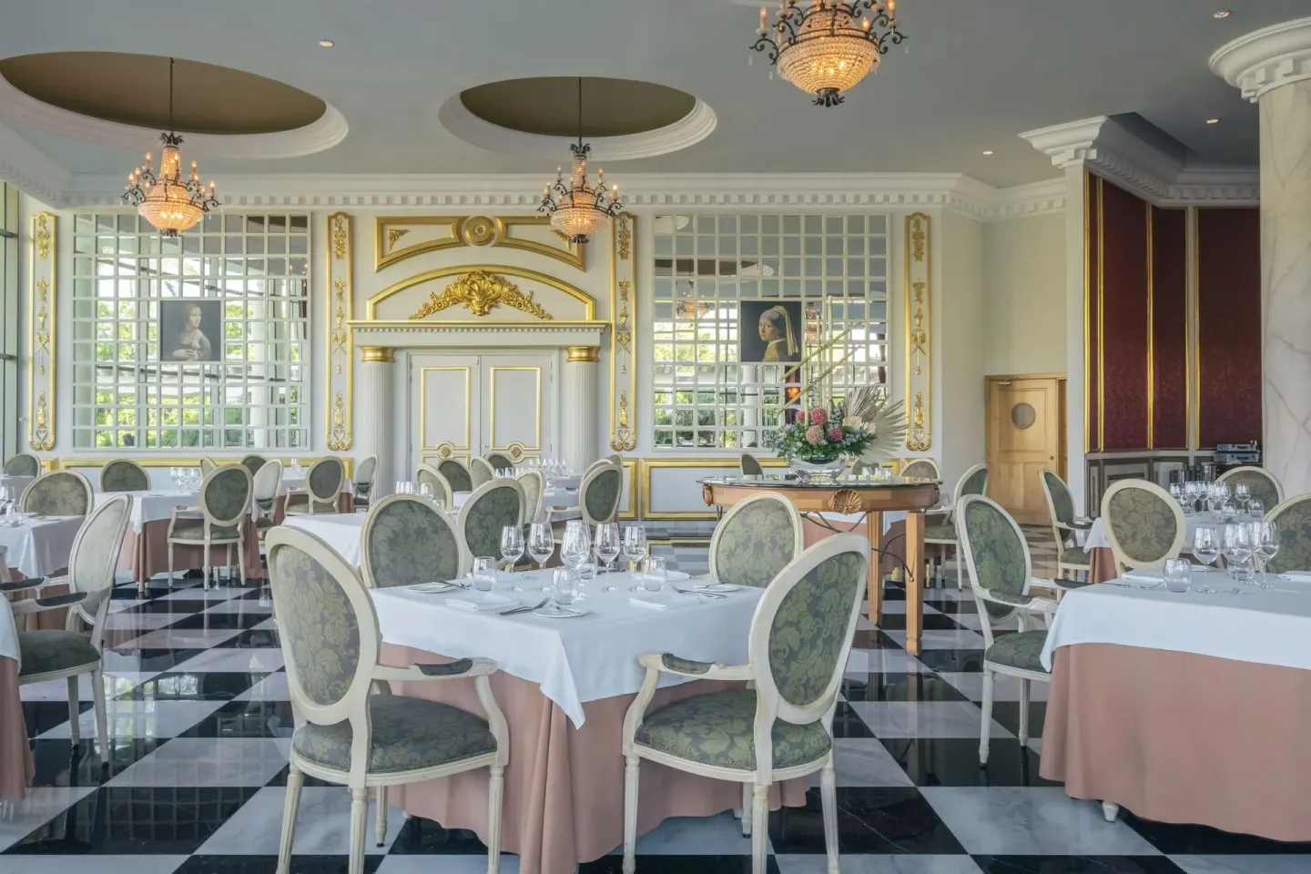 Elegant dining room with chandeliers and white table settings at JOIA Paraíso by Iberostar.