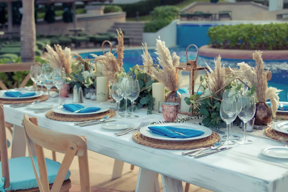 Outdoor event table set with blue napkins and florals at JW Marriott Cancun Resort & Spa.