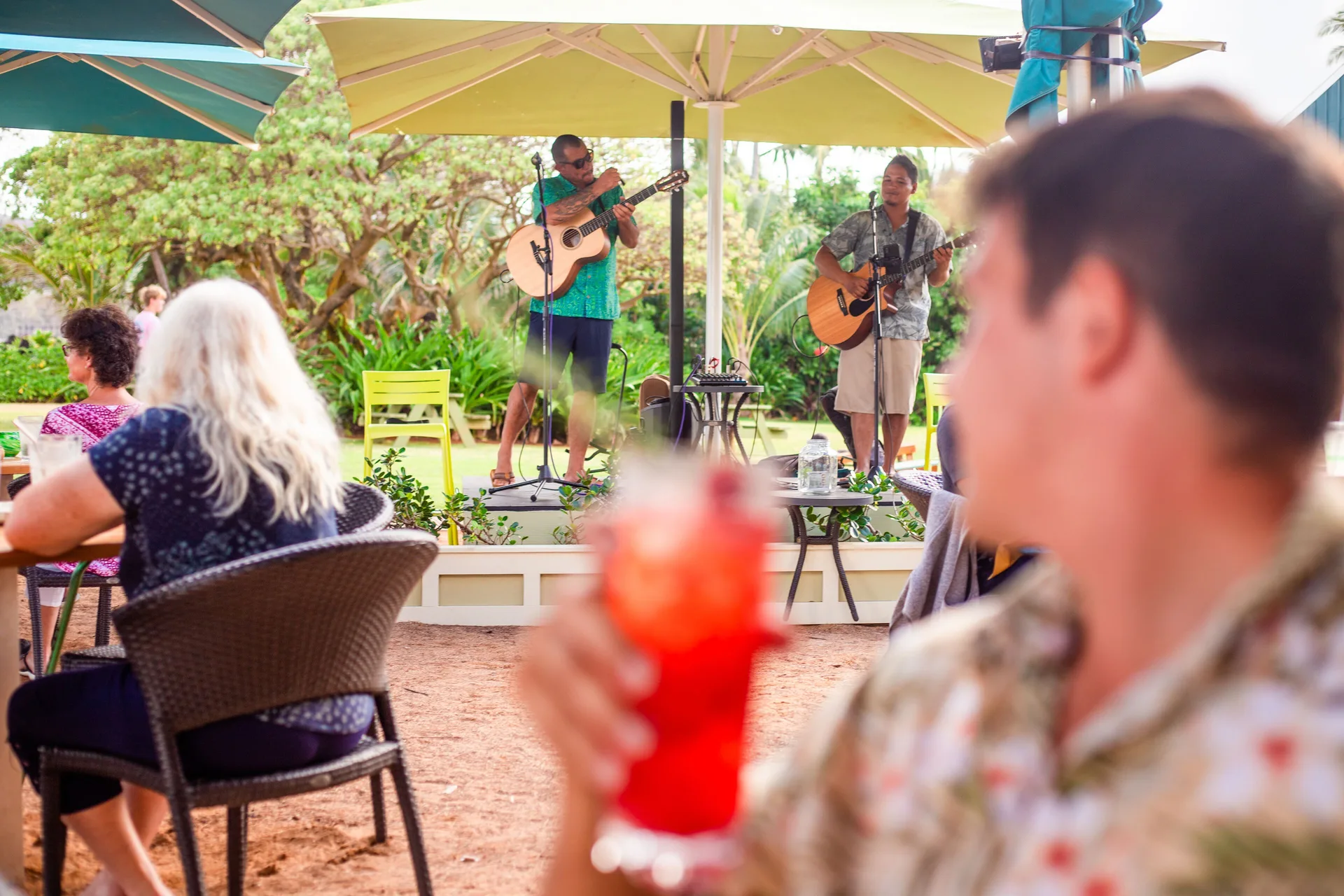 Live musicians perform for outdoor diners at Kauai Shores Hotel.