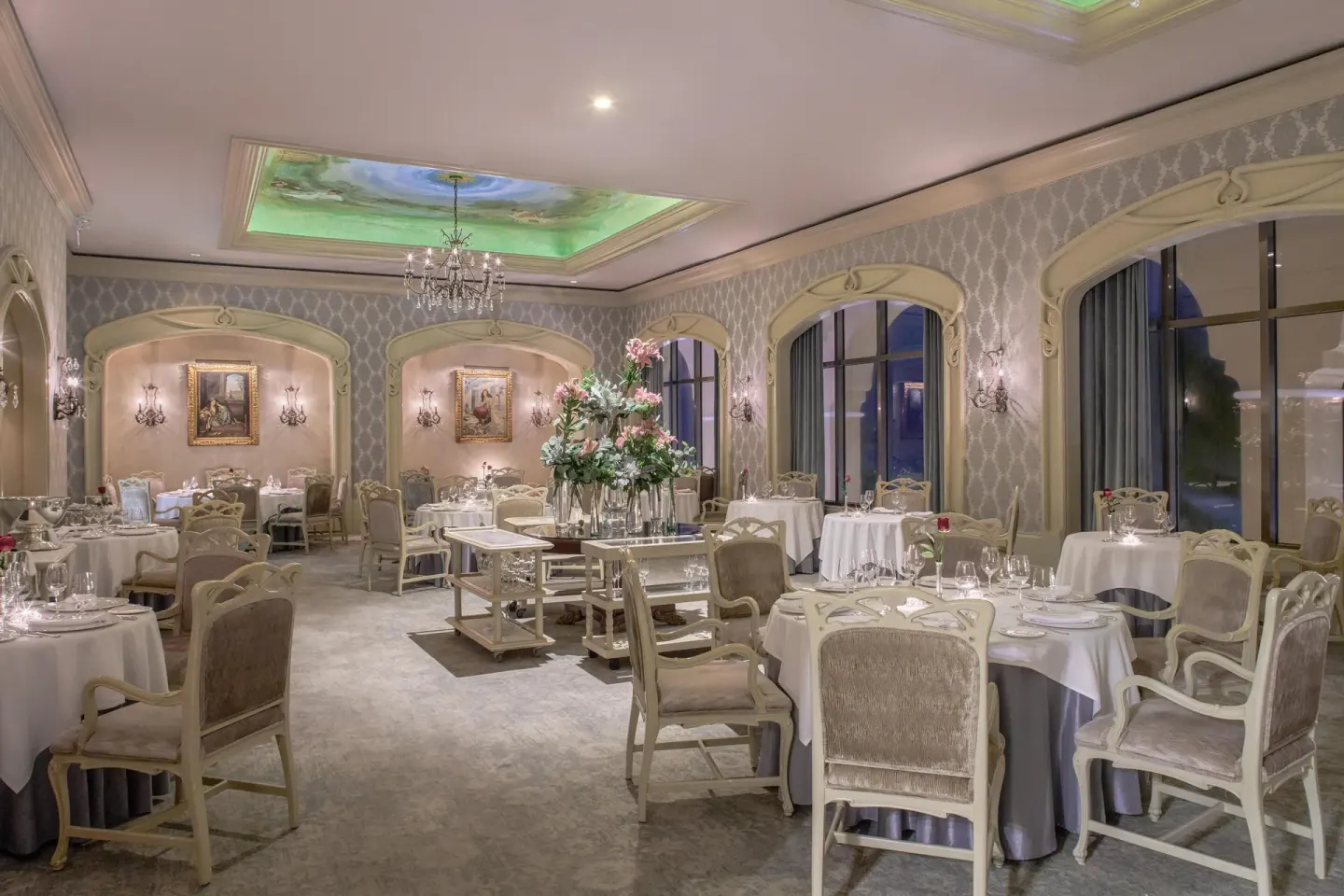 Elegant dining room with chandeliers and round tables at Kempinski Hotel Cancún.