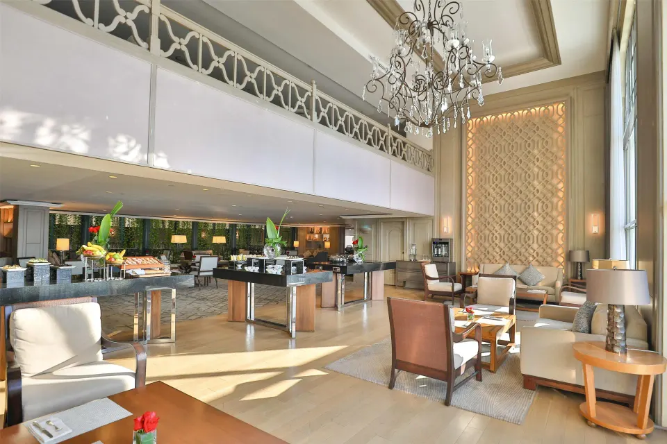 Club Suite lounge with buffet stations and seating at Kempinski Hotel Cancún.