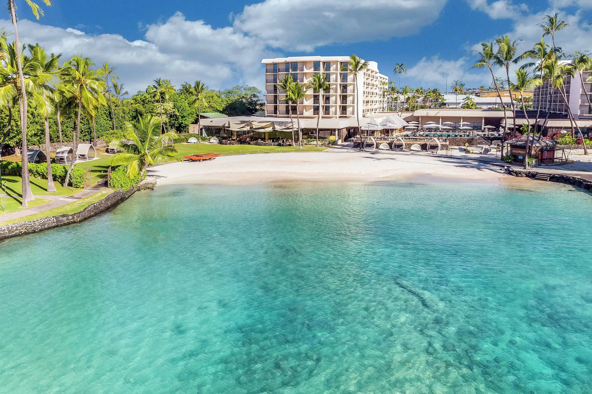 Courtyard Kailua-Kona hotel with modern rooms and walkable town location near shops