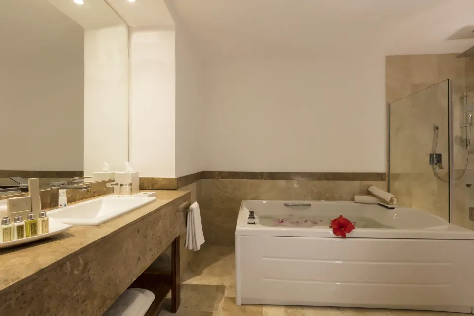 Altitude Governor Suite bathroom with tub and vanity at Krystal Grand Los Cabos.