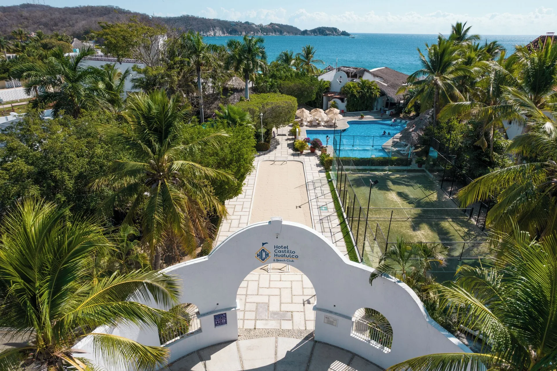 Hotel Castillo Huatulco casual hotel with beach club access and Santa Cruz location