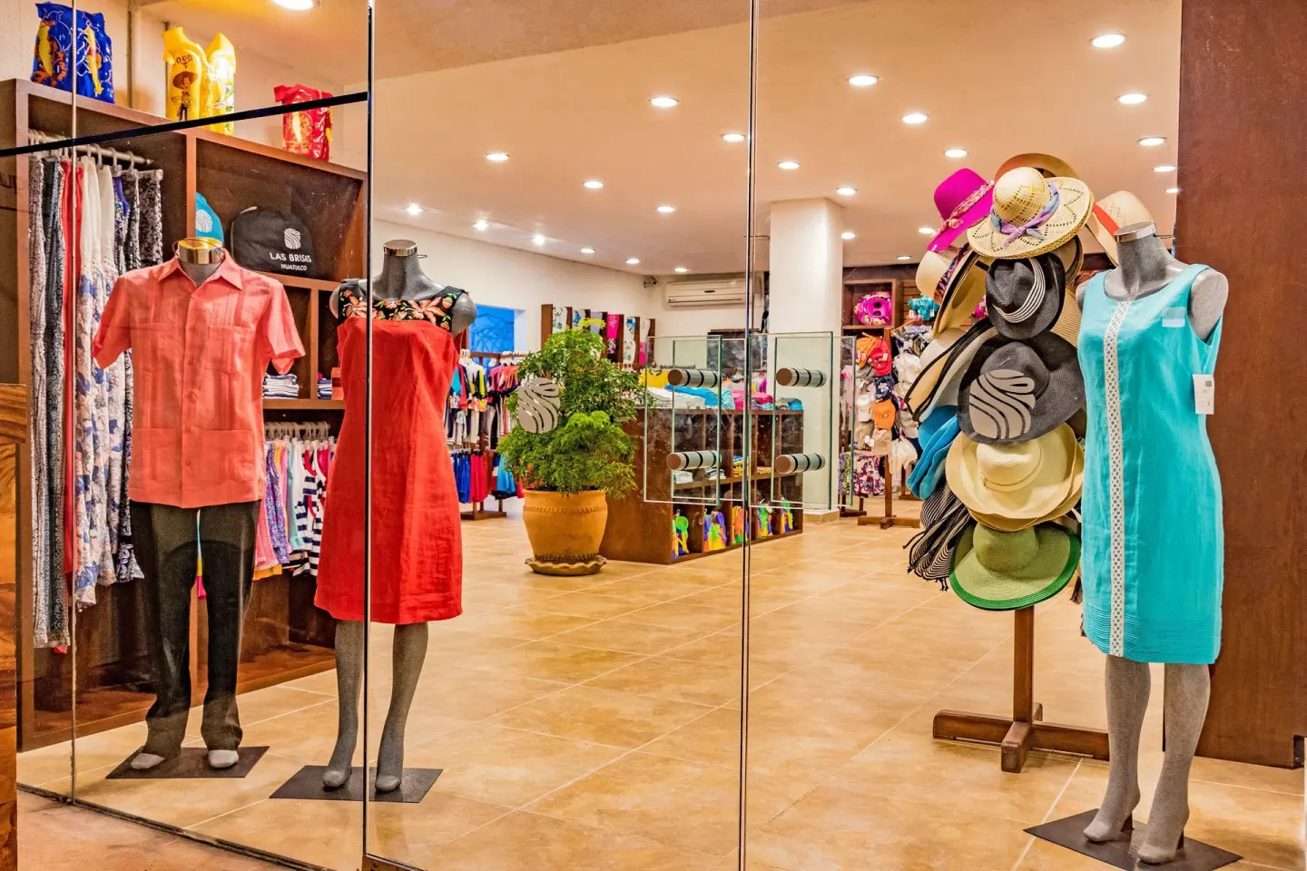 Boutique displays clothing, hats, and accessories at Las Brisas Huatulco.