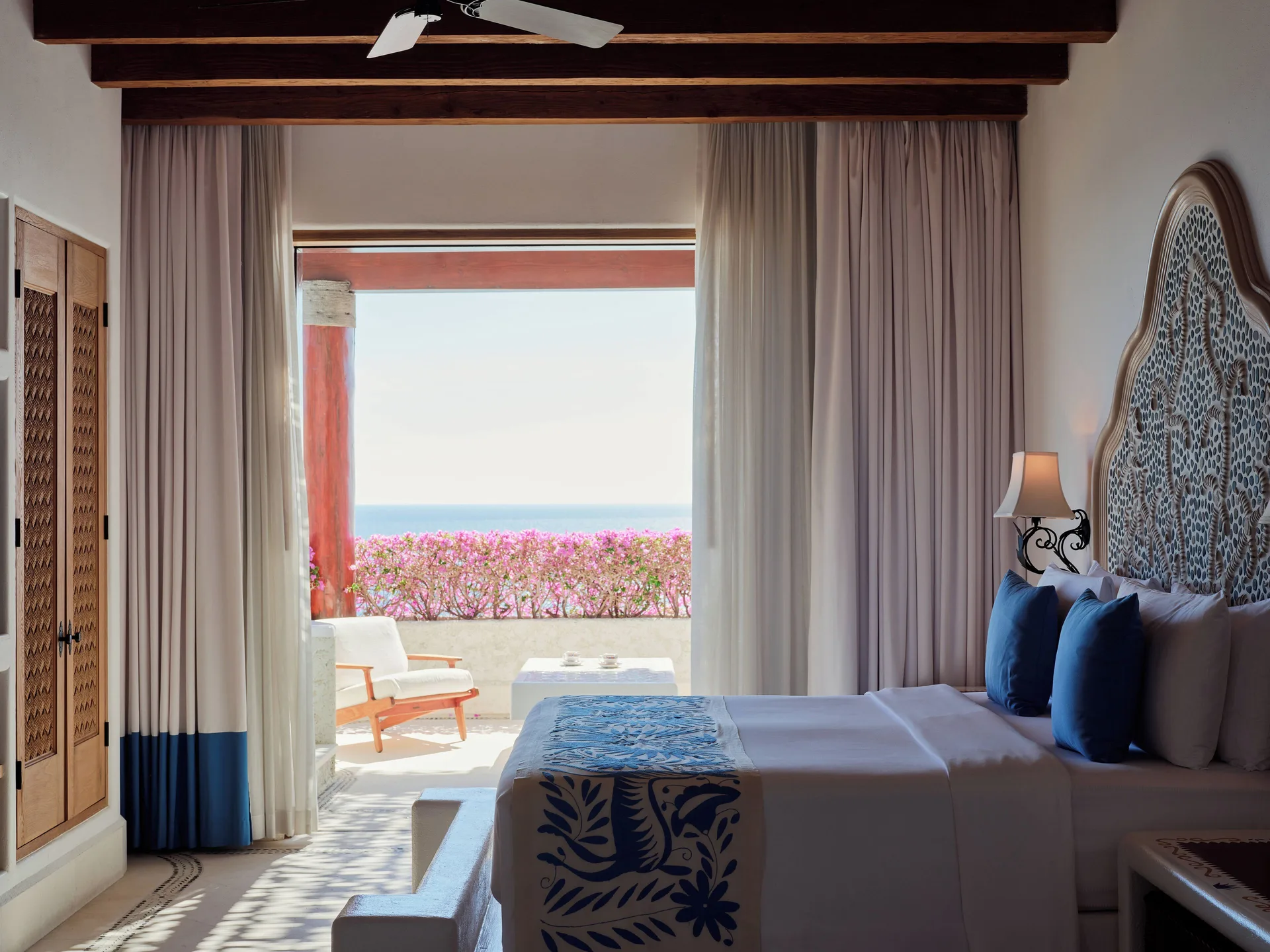 King bed facing an ocean-view terrace in a residence at Las Ventanas al Paraiso.