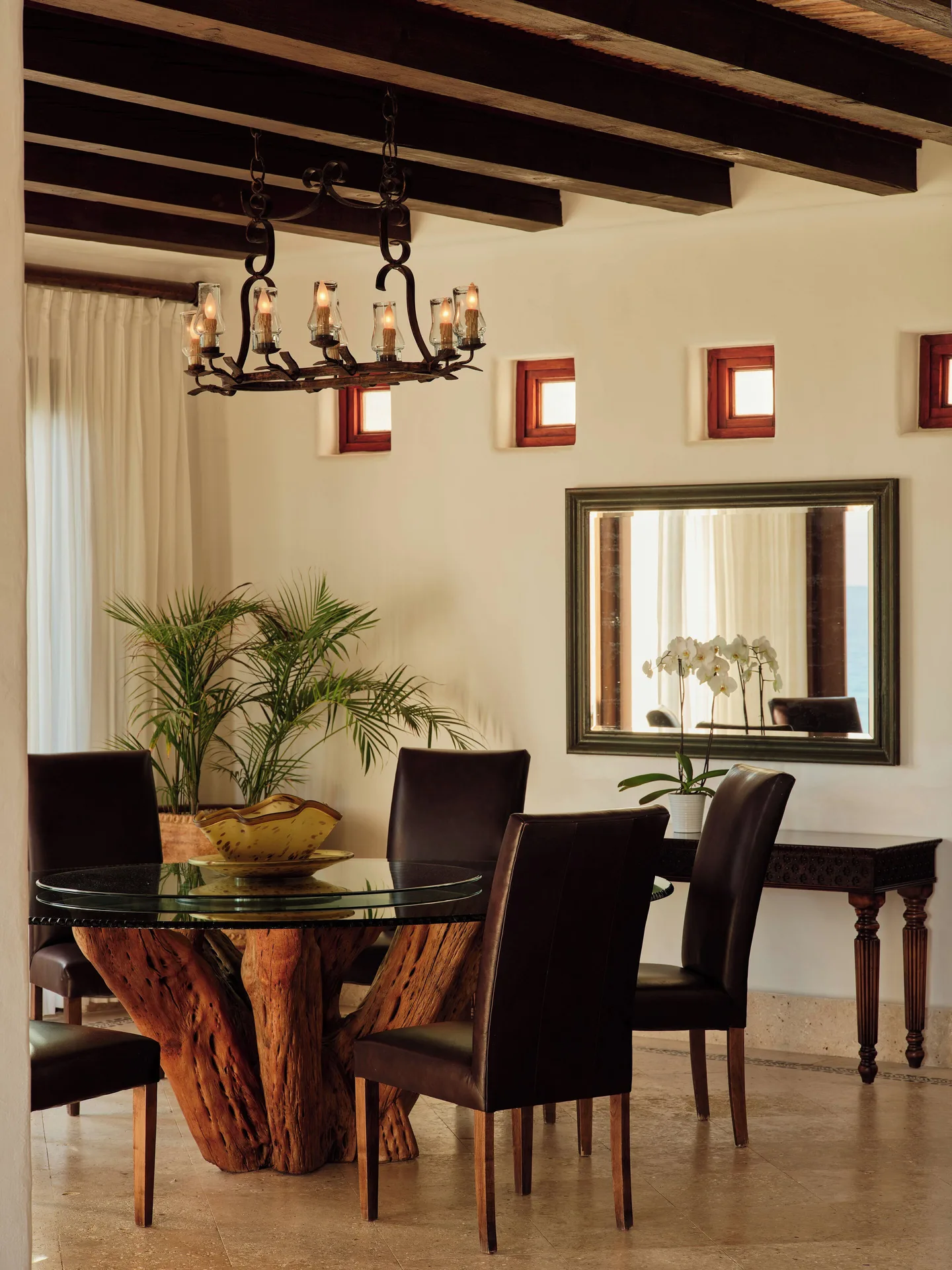 Three Bedroom Oceanview Villa dining area at Las Ventanas al Paraiso with round table and chandelier.