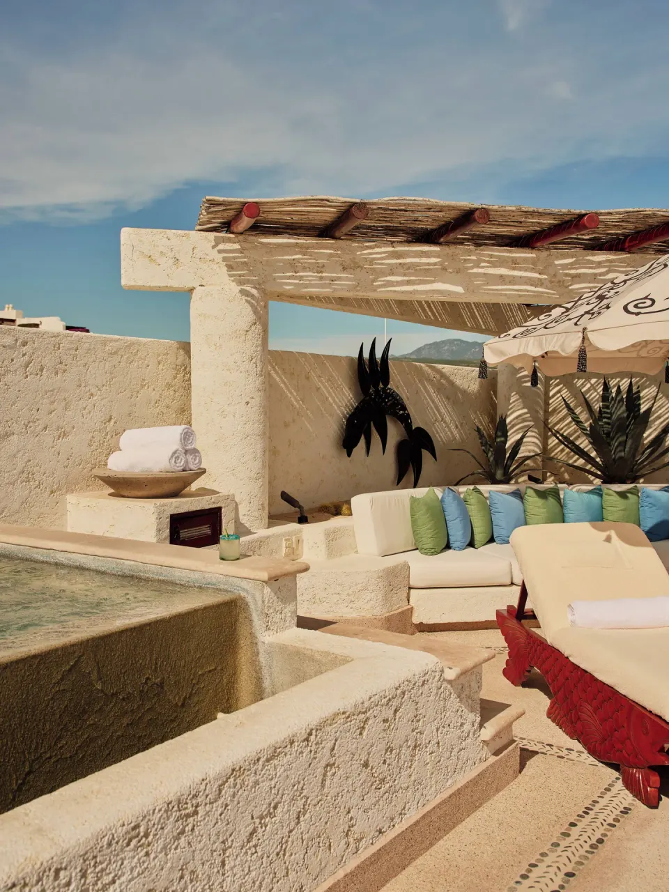 Outdoor lounge and plunge pool in the Two Bedroom Ty Warner Penthouse at Las Ventanas al Paraiso.