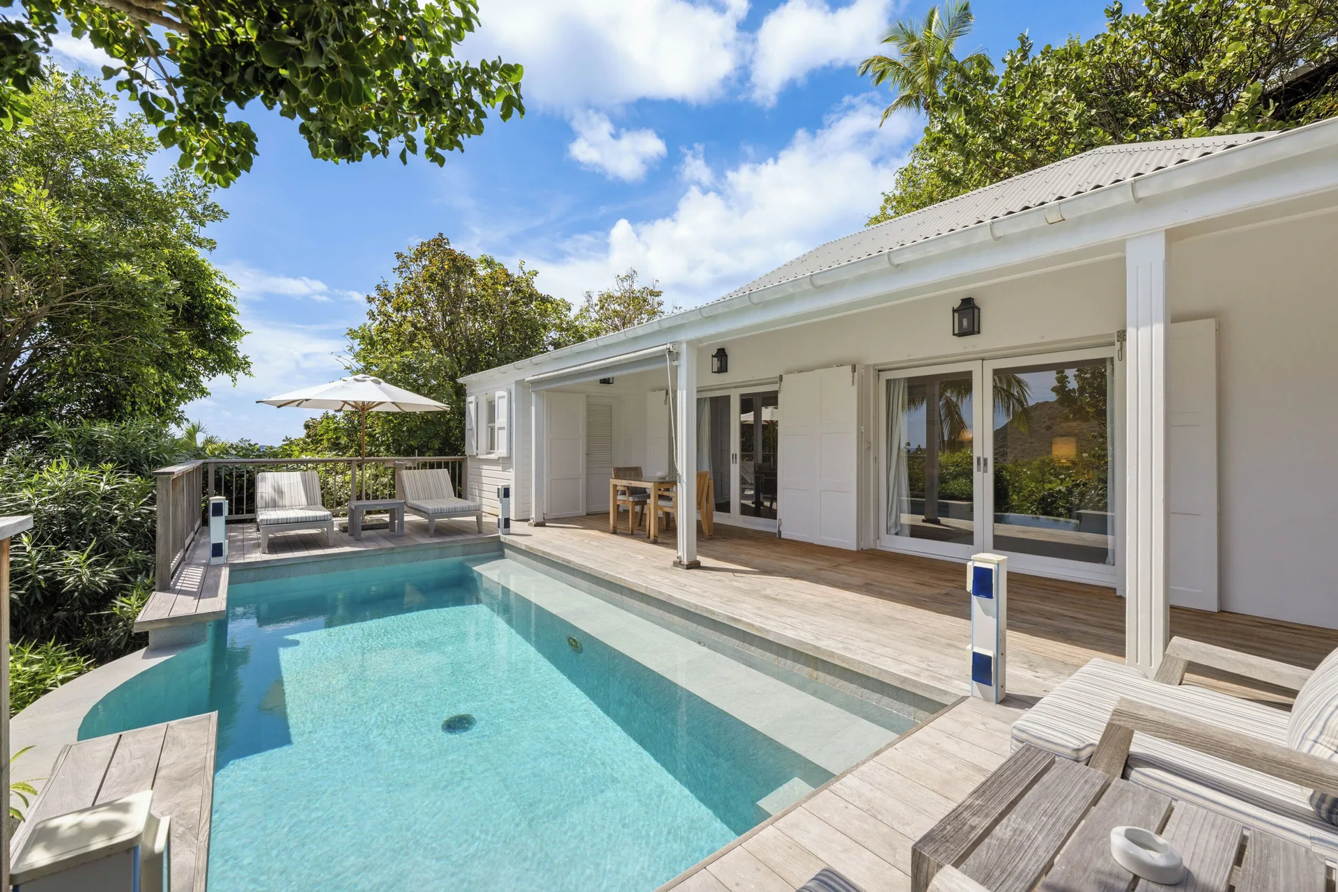 Junior Suite private pool and terrace at Le Toiny Hôtel & Beach Club with loungers beside the villa.