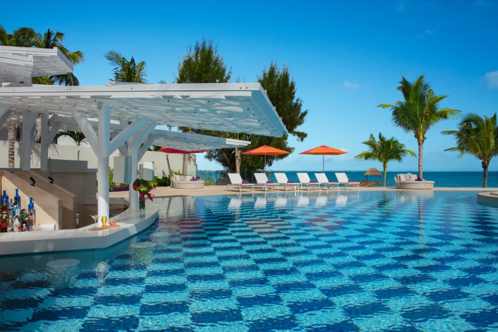 Abyss Pool Bar at Breathless Cancun Soul featuring a modern swim-up bar, tropical cocktails, and ocean-view infinity pool.