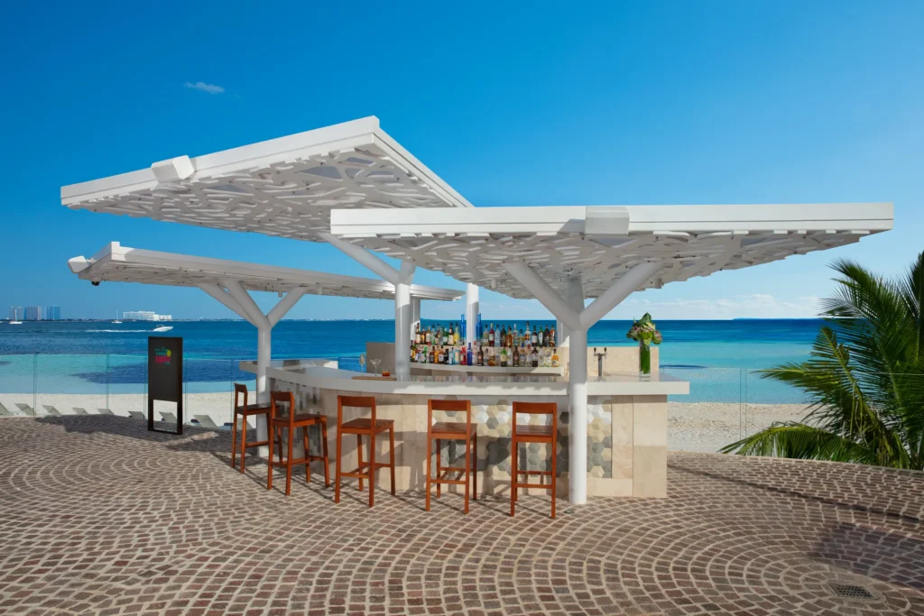 Twist & Squeeze Lobby Bar at Breathless Cancun Soul featuring modern design, craft cocktails, and relaxed lounge seating.