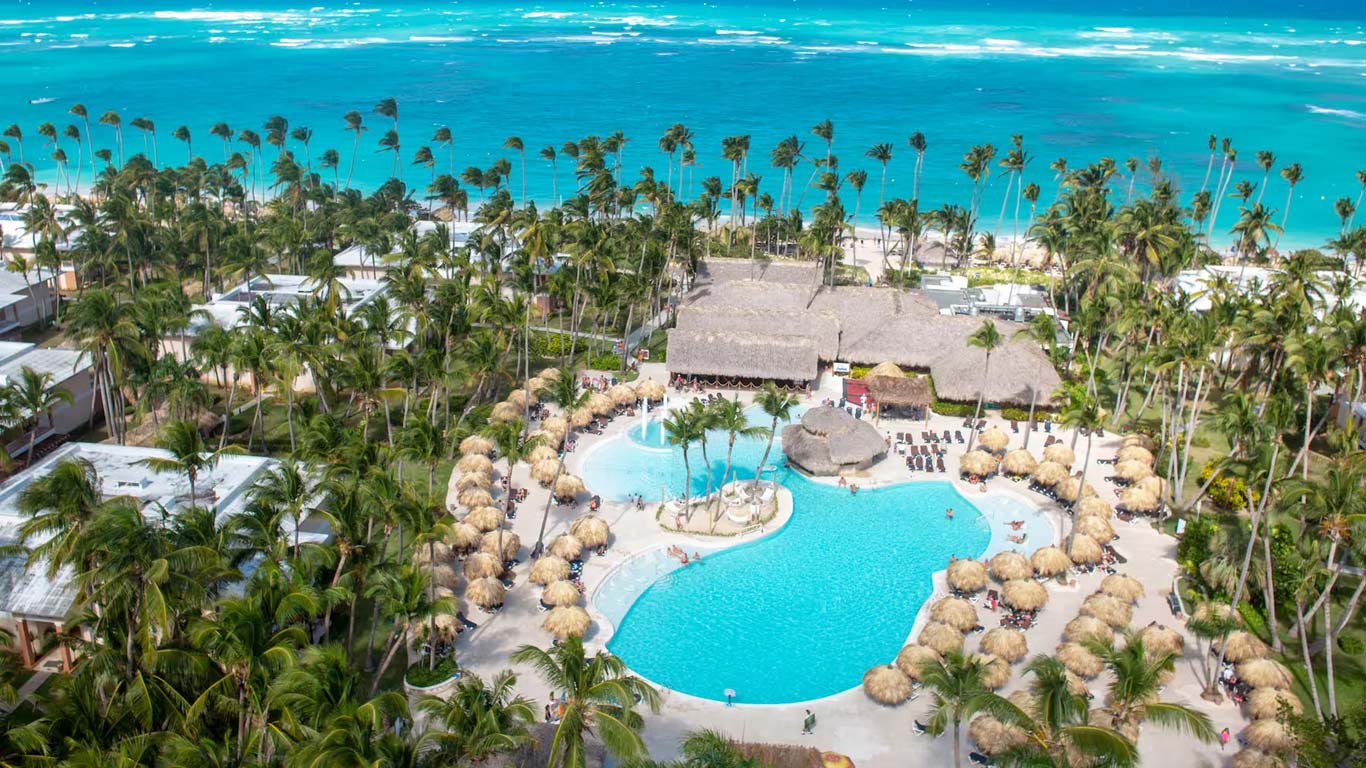 Grand Palladium Bávaro Resort family-friendly all-inclusive in Punta Cana with expansive pools, white sand beach, and lush tropical grounds.