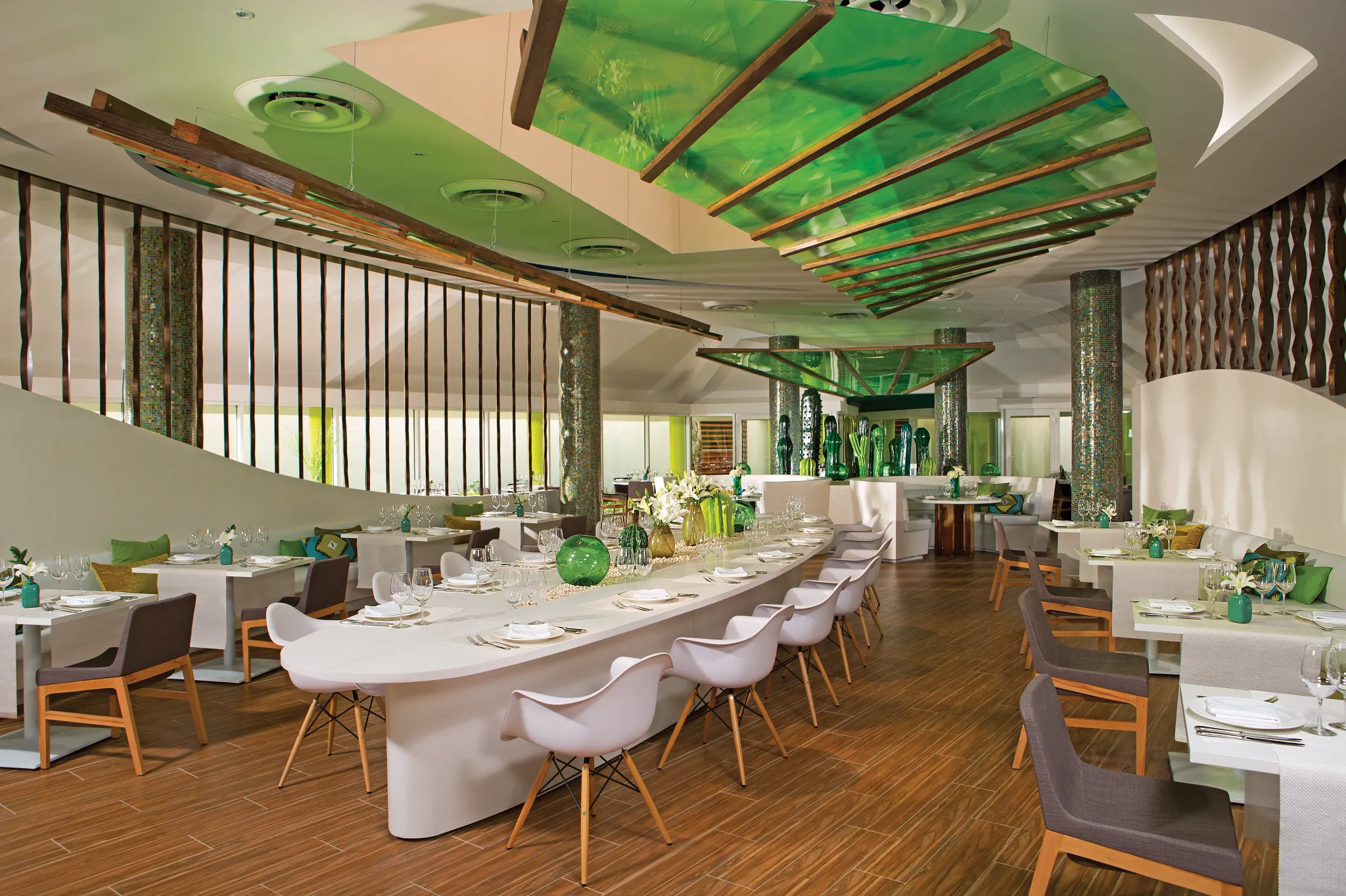 Spoon international buffet at Breathless Punta Cana featuring modern dining stations, contemporary décor, and a spacious open dining atmosphere.