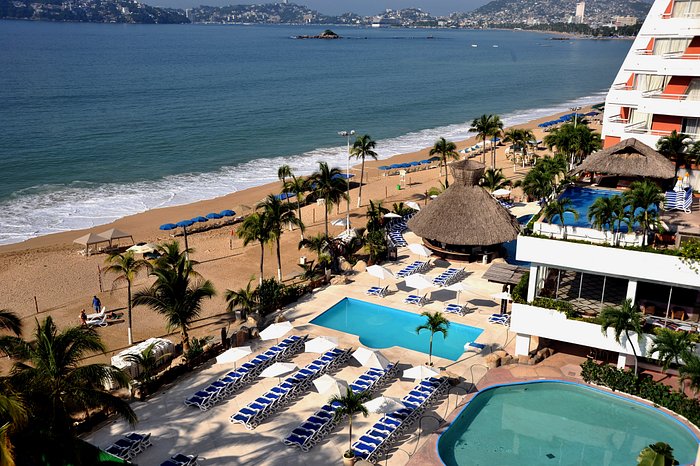 HS HOTSSON Hotel Acapulco beachfront hotel with pool, modern rooms, and views of Acapulco Bay in Mexico.