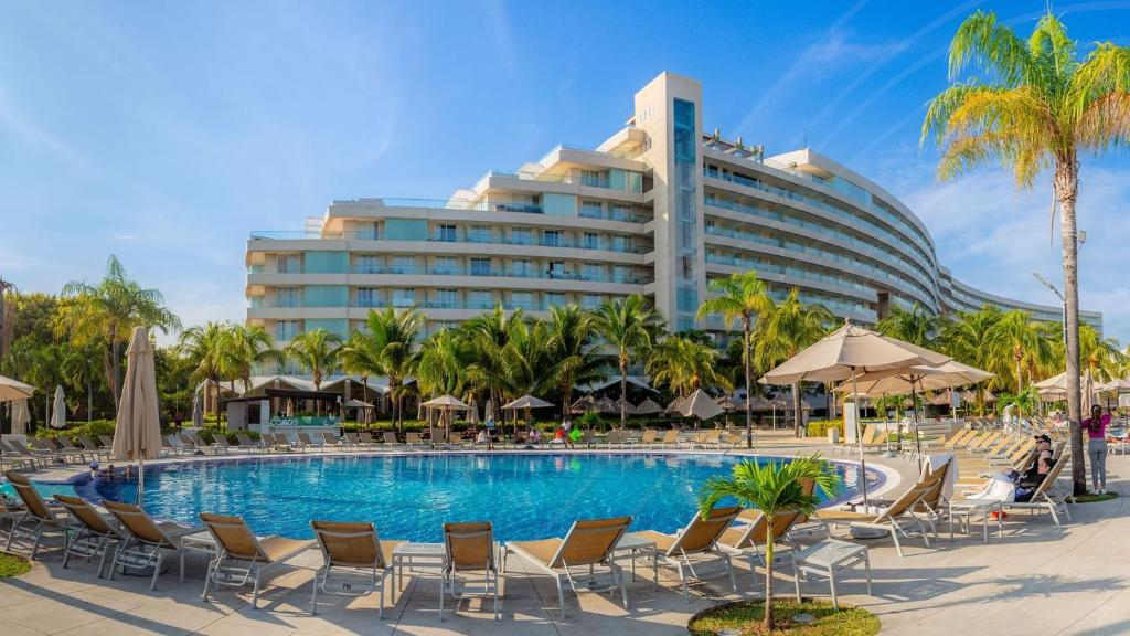 Palacio Mundo Imperial Acapulco luxury resort with grand architecture, convention facilities, and Pacific Ocean beachfront in Acapulco Diamante.