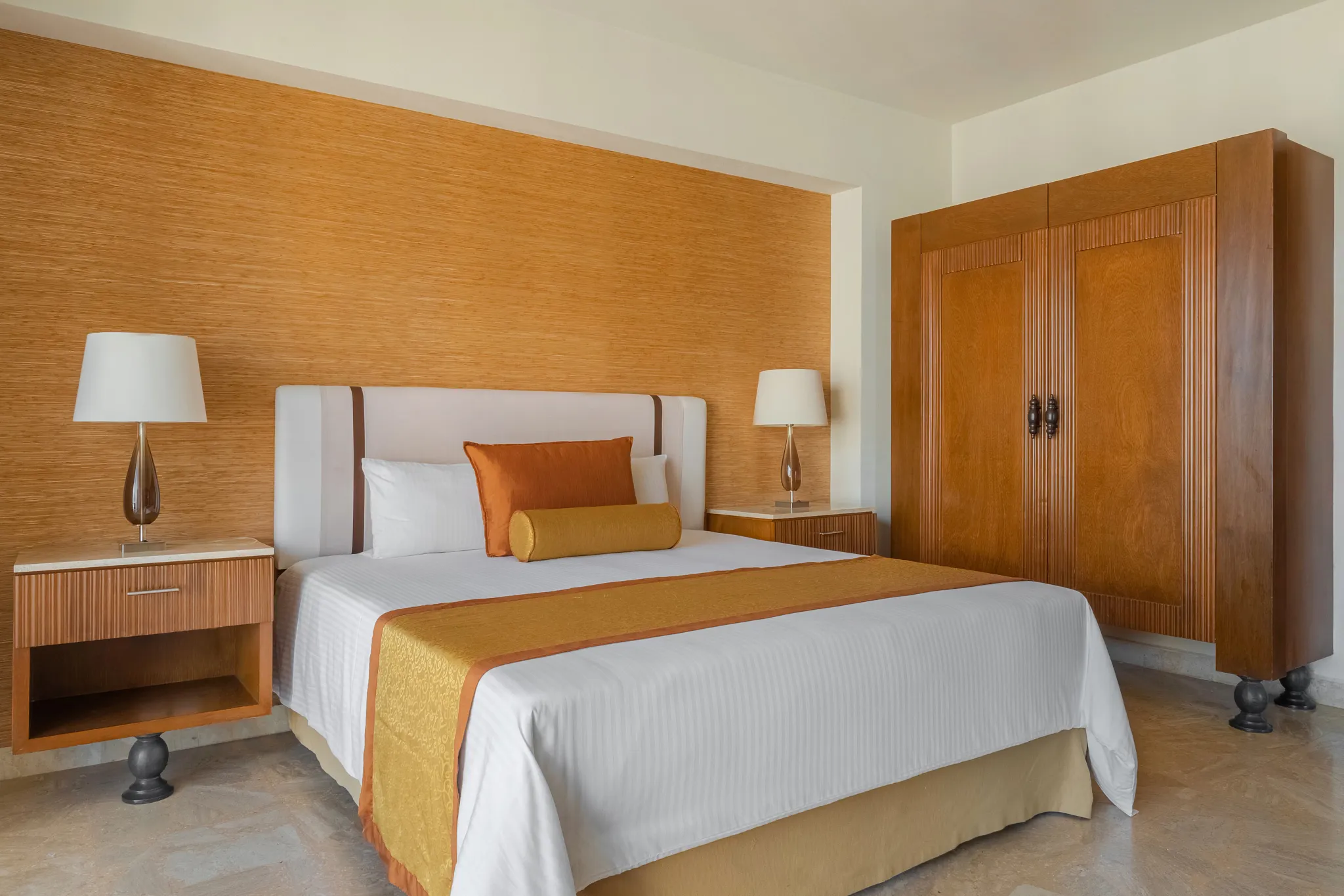 Preferred Club Junior Suite Ocean Front king bedroom at Dreams Acapulco Resort & Spa with modern décor and direct ocean-front views of Acapulco Bay.