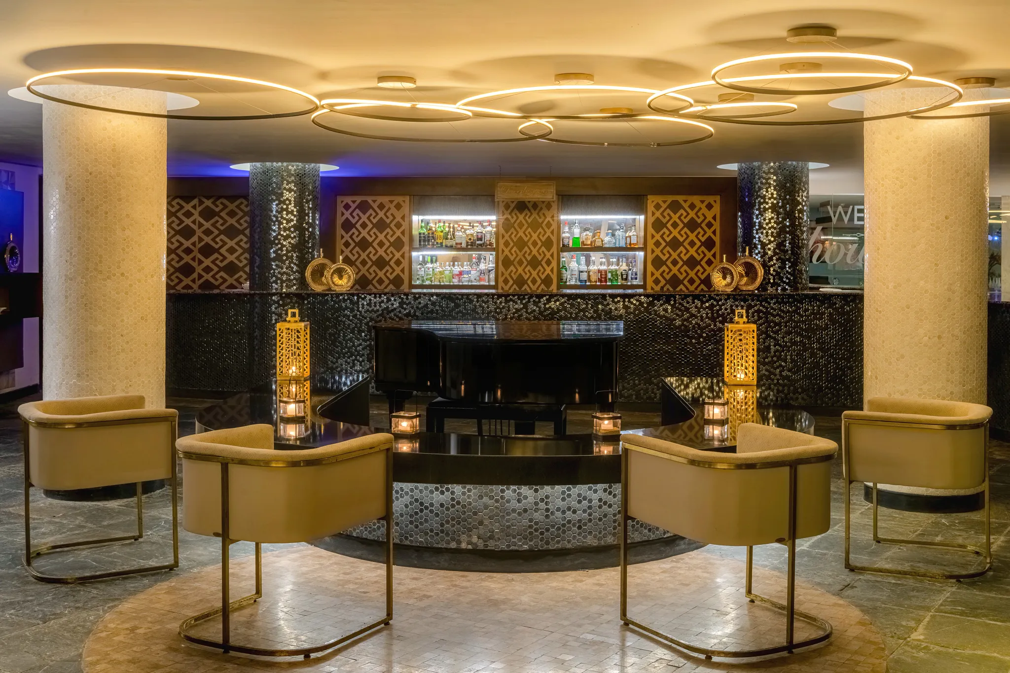 Rendezvous lobby bar at Dreams Acapulco Resort & Spa with elegant cocktails and evening entertainment