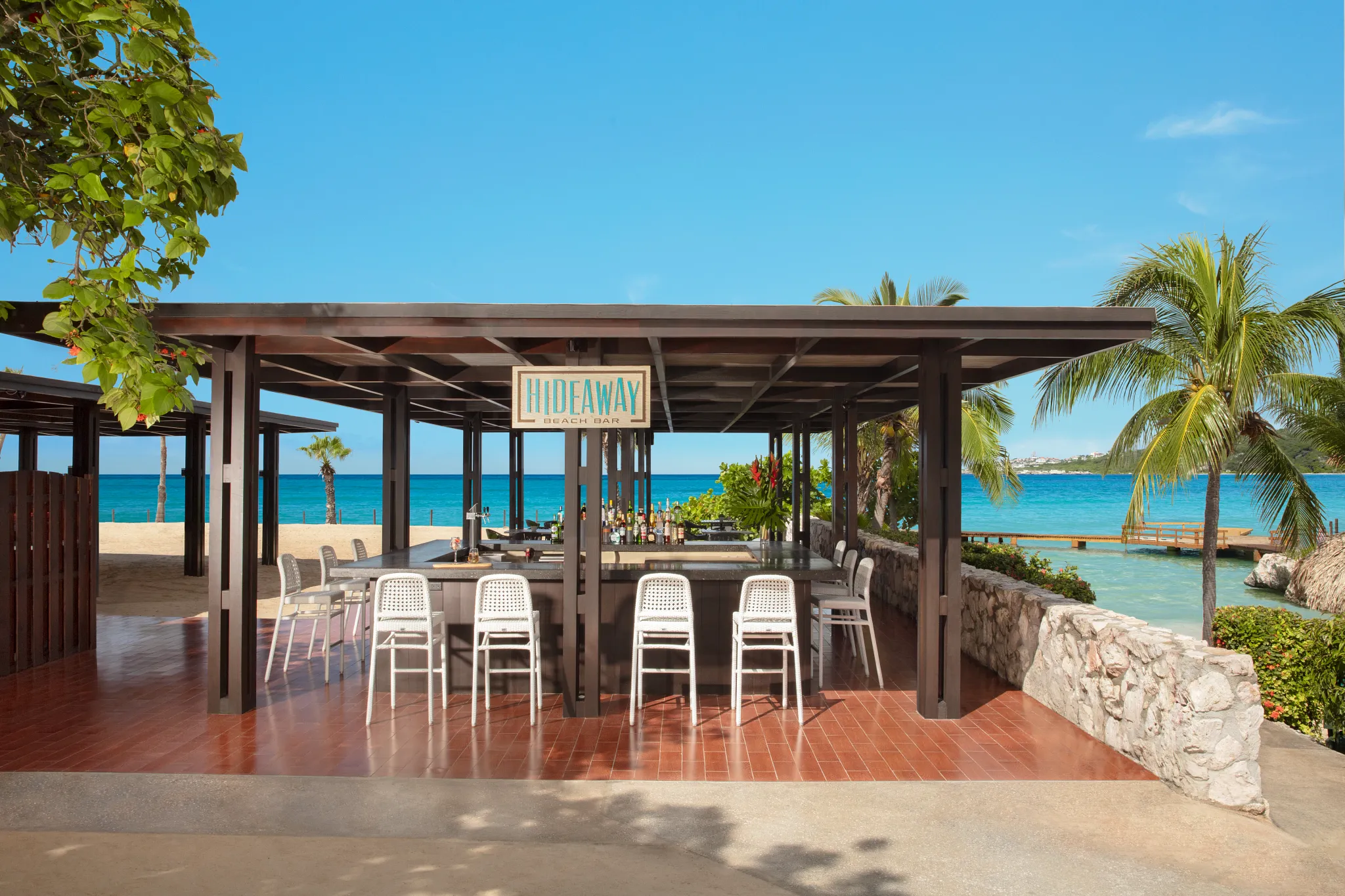 Hideaway beach bar at Dreams Curaçao Resort serving tropical cocktails on the sand