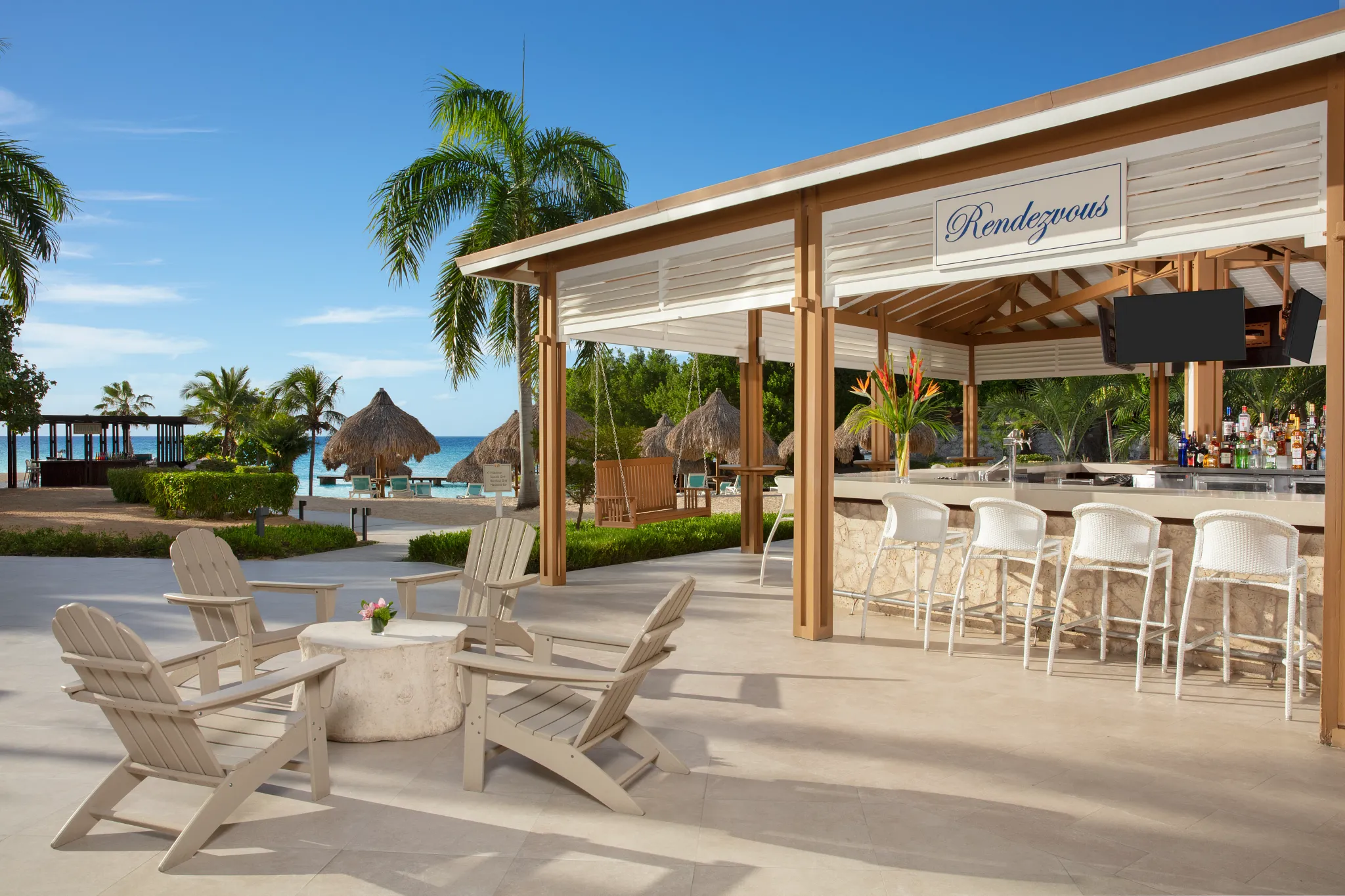 Rendezvous lobby bar at Dreams Curaçao Resort for elegant pre-dinner cocktails