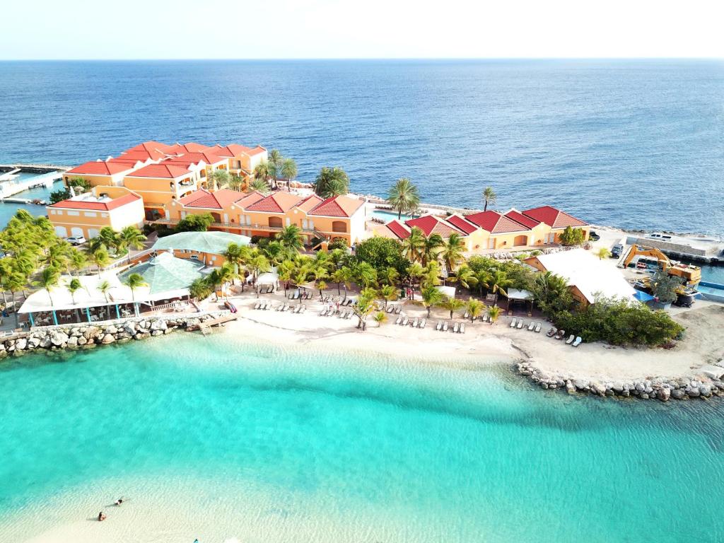 Royal Sea Aquarium Resort Curaçao oceanfront property with Sea Aquarium access, pools, and family-friendly accommodations.