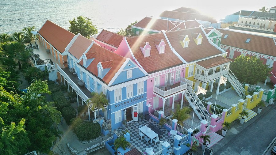 Scuba Lodge & Ocean Suites Curaçao boutique waterfront hotel in Pietermaai with dive center, ocean views, and historic charm.