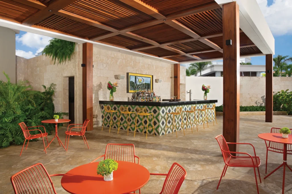 Marlin beach bar at Dreams Dominicus La Romana featuring tropical cocktails, beachfront seating, and relaxing Caribbean ocean views.
