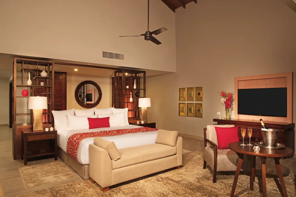 Preferred Club Master Suite Swim-Up with king bed and lounge area at Dreams Dominicus La Romana.