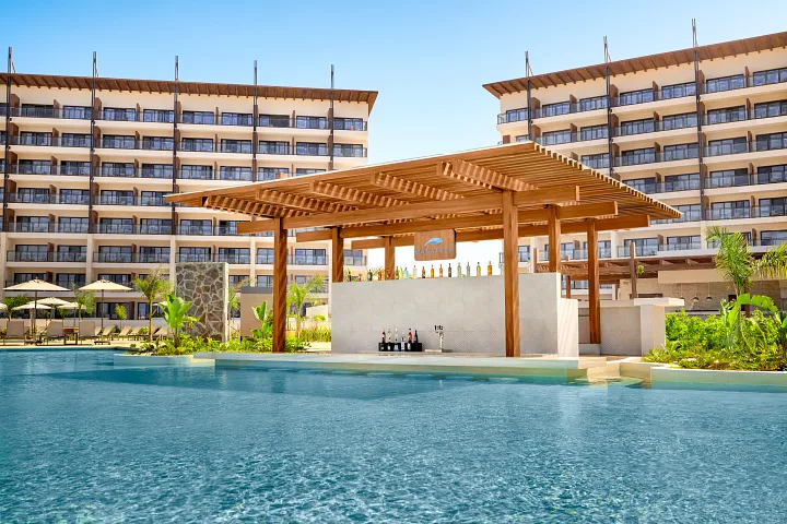 Manatees swim-up bar at Dreams Estrella del Mar Mazatlan featuring a poolside bar with tropical drinks and resort views.