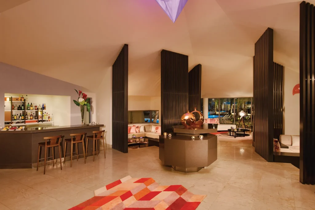 Preferred Club Pool Bar at Dreams Onyx Resort & Spa featuring a swim-up style bar, premium drinks, and a relaxing poolside setting for exclusive guests.