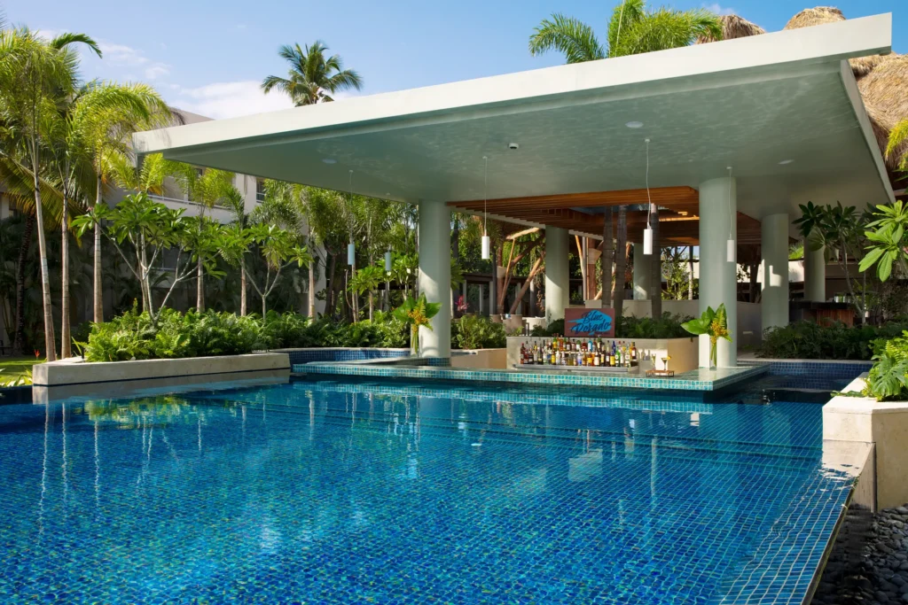 Blue Dorado swim-up bar at Dreams Royal Beach Punta Cana featuring a modern pool setting with refreshing cocktails and tropical ambiance.