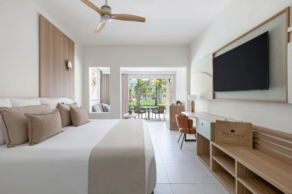 King bedroom with TV, desk, and sliding doors leading to terrace.